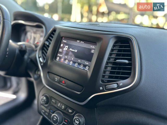 Серый Джип Чероки, объемом двигателя 2.4 л и пробегом 165 тыс. км за 15699 $, фото 173 на Automoto.ua