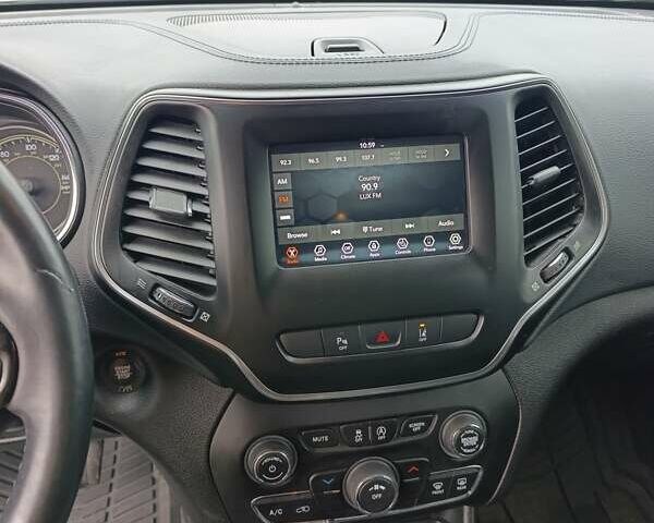 Серый Джип Чероки, объемом двигателя 0 л и пробегом 113 тыс. км за 15000 $, фото 7 на Automoto.ua