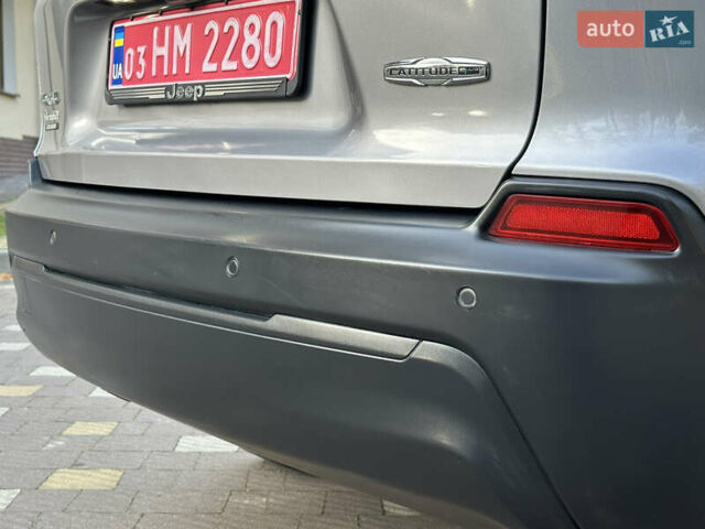 Серый Джип Чероки, объемом двигателя 2.4 л и пробегом 165 тыс. км за 15699 $, фото 156 на Automoto.ua