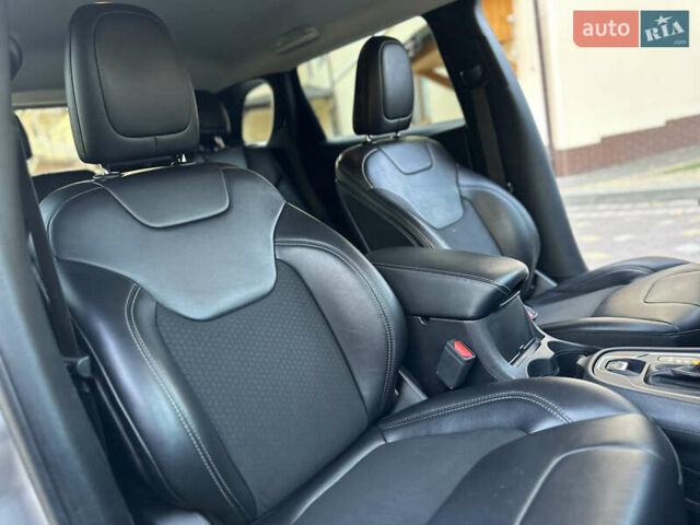 Серый Джип Чероки, объемом двигателя 2.4 л и пробегом 165 тыс. км за 15699 $, фото 186 на Automoto.ua