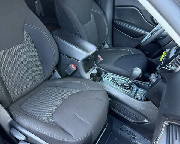 Серый Джип Чероки, объемом двигателя 2.36 л и пробегом 257 тыс. км за 13700 $, фото 33 на Automoto.ua