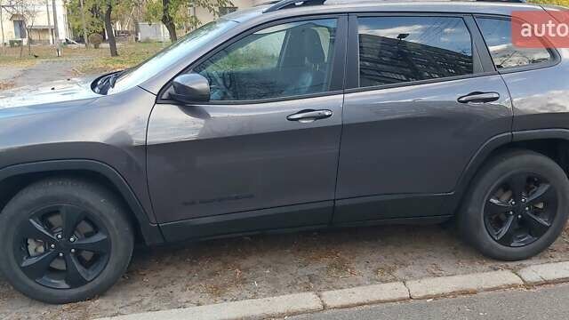 Сірий Джип Cherokee, об'ємом двигуна 3.24 л та пробігом 65 тис. км за 23200 $, фото 2 на Automoto.ua
