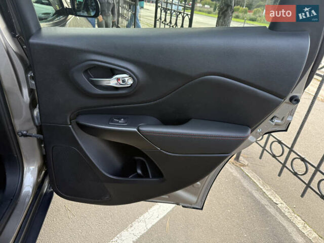 Сірий Джип Cherokee, об'ємом двигуна 3.24 л та пробігом 19 тис. км за 20900 $, фото 15 на Automoto.ua