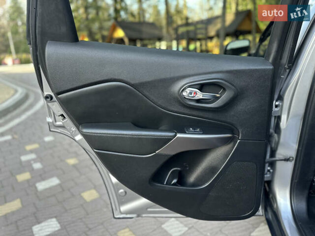 Серый Джип Чероки, объемом двигателя 2.4 л и пробегом 165 тыс. км за 15699 $, фото 237 на Automoto.ua