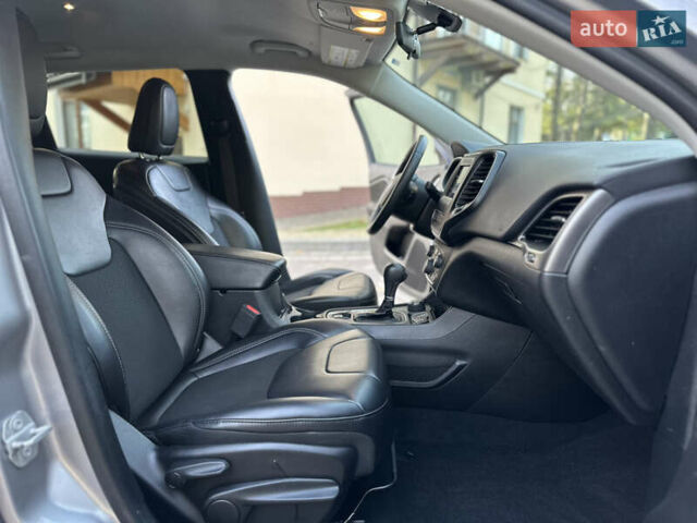 Серый Джип Чероки, объемом двигателя 2.4 л и пробегом 165 тыс. км за 15699 $, фото 181 на Automoto.ua