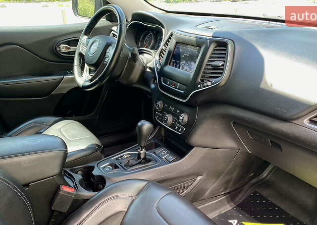 Джип Чероки 2020 в Киеве на Automoto.ua Серый Джип Чероки, объемом двигателя 2.36 л и пробегом 71 тыс. км за 18500 $, фото 23 на Automoto.ua