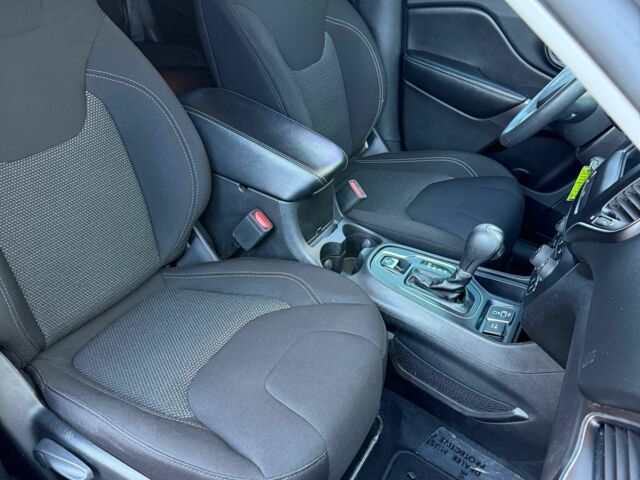 Серый Джип Чероки, объемом двигателя 2.4 л и пробегом 256 тыс. км за 13700 $, фото 20 на Automoto.ua