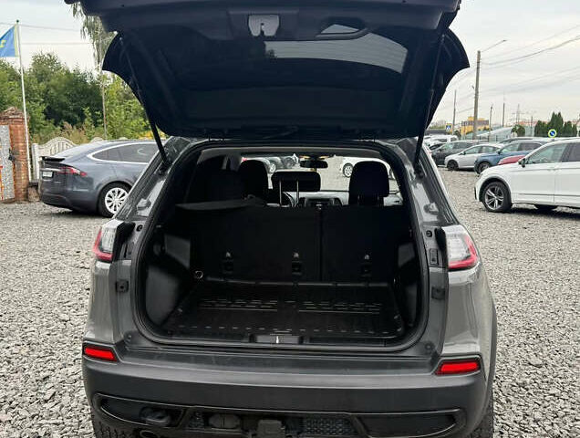 Сірий Джип Cherokee, об'ємом двигуна 3.2 л та пробігом 121 тис. км за 18500 $, фото 1 на Automoto.ua