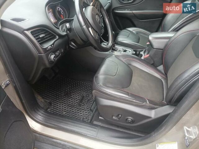 Сірий Джип Cherokee, об'ємом двигуна 3.24 л та пробігом 630 тис. км за 18700 $, фото 22 на Automoto.ua
