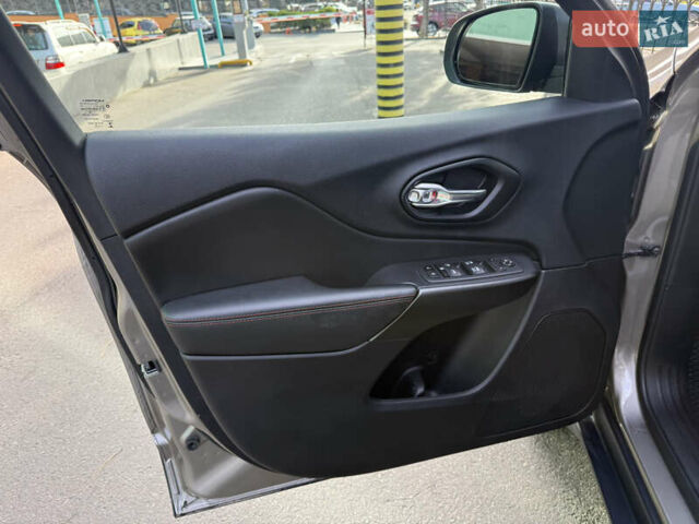 Сірий Джип Cherokee, об'ємом двигуна 3.24 л та пробігом 19 тис. км за 20900 $, фото 9 на Automoto.ua