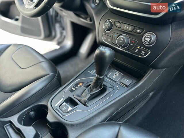 Серый Джип Чероки, объемом двигателя 2.4 л и пробегом 165 тыс. км за 15699 $, фото 170 на Automoto.ua