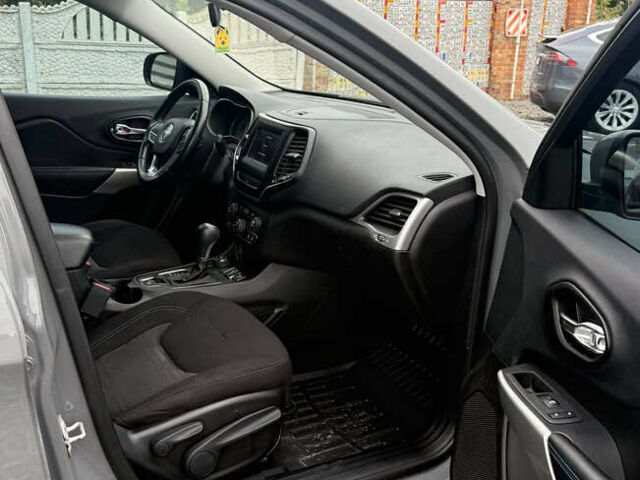 Сірий Джип Cherokee, об'ємом двигуна 3.2 л та пробігом 121 тис. км за 18500 $, фото 3 на Automoto.ua