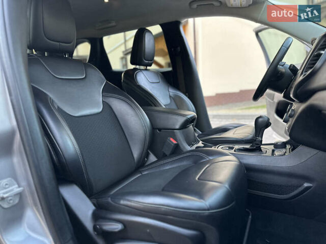 Серый Джип Чероки, объемом двигателя 2.4 л и пробегом 165 тыс. км за 15699 $, фото 183 на Automoto.ua