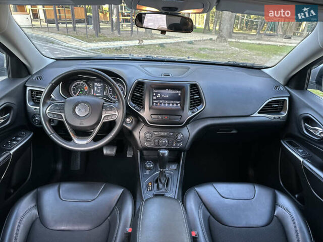 Серый Джип Чероки, объемом двигателя 2.4 л и пробегом 165 тыс. км за 15699 $, фото 4 на Automoto.ua