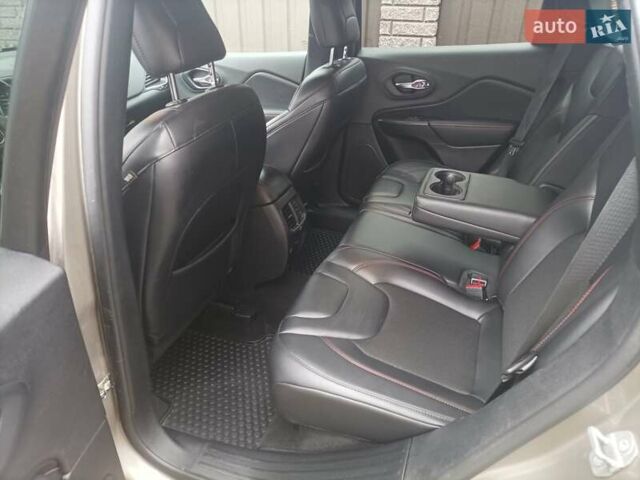 Сірий Джип Cherokee, об'ємом двигуна 3.24 л та пробігом 630 тис. км за 18700 $, фото 11 на Automoto.ua