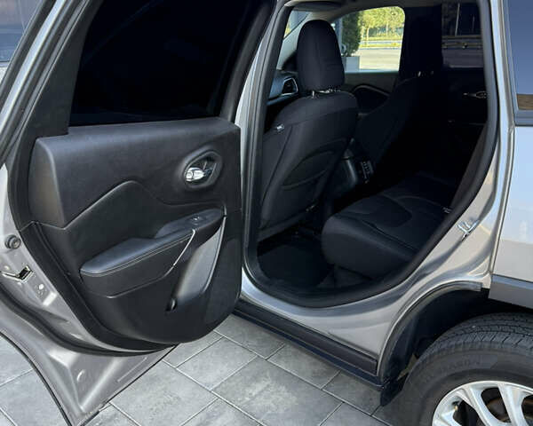 Серый Джип Чероки, объемом двигателя 2.36 л и пробегом 257 тыс. км за 13700 $, фото 39 на Automoto.ua