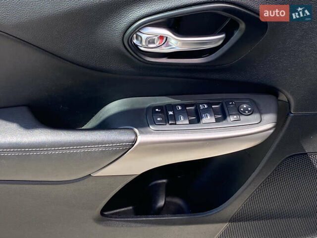 Джип Чероки 2020 в Киеве на Automoto.ua Серый Джип Чероки, объемом двигателя 2.36 л и пробегом 71 тыс. км за 18500 $, фото 20 на Automoto.ua