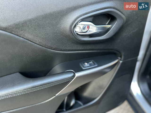 Серый Джип Чероки, объемом двигателя 2.4 л и пробегом 165 тыс. км за 15699 $, фото 238 на Automoto.ua