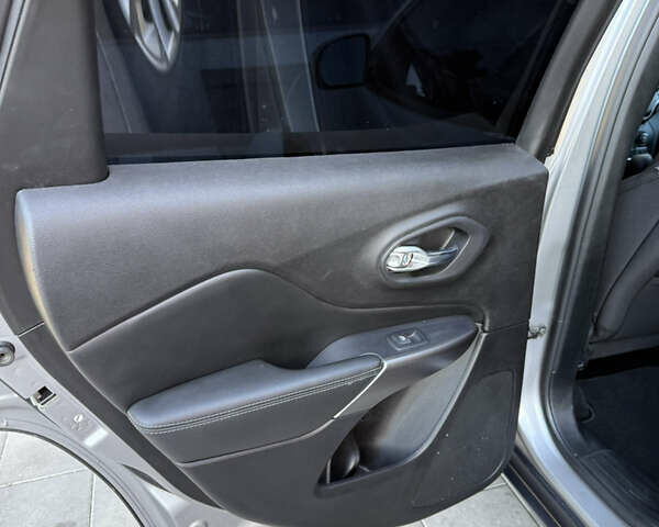 Серый Джип Чероки, объемом двигателя 2.36 л и пробегом 257 тыс. км за 13700 $, фото 40 на Automoto.ua