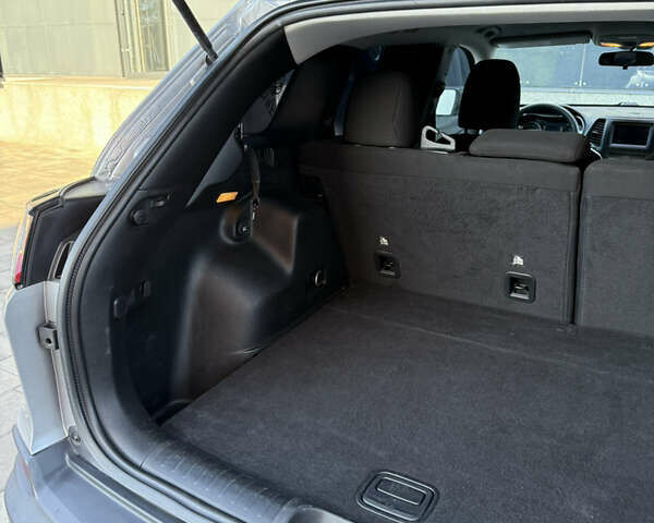 Серый Джип Чероки, объемом двигателя 2.36 л и пробегом 257 тыс. км за 13700 $, фото 44 на Automoto.ua