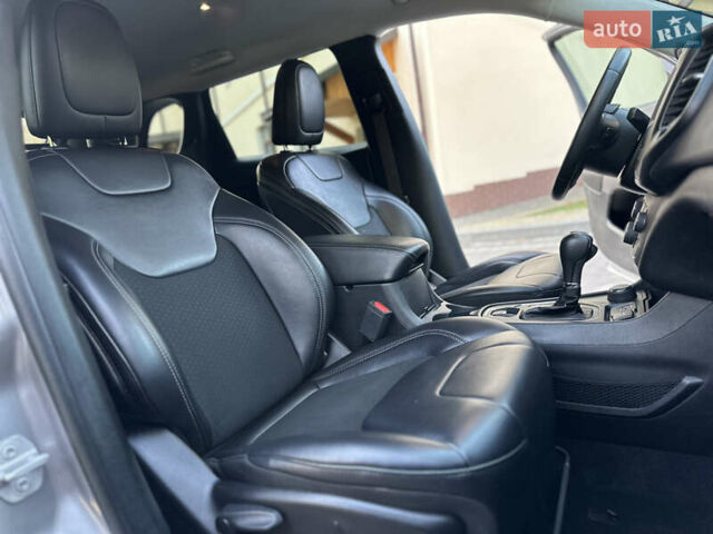 Серый Джип Чероки, объемом двигателя 2.4 л и пробегом 165 тыс. км за 15699 $, фото 184 на Automoto.ua