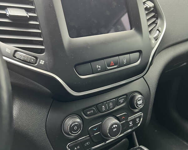 Серый Джип Чероки, объемом двигателя 2.36 л и пробегом 107 тыс. км за 18500 $, фото 6 на Automoto.ua