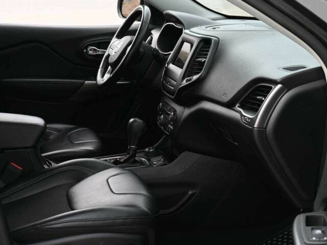 Серый Джип Чероки, объемом двигателя 2.4 л и пробегом 82 тыс. км за 10200 $, фото 23 на Automoto.ua