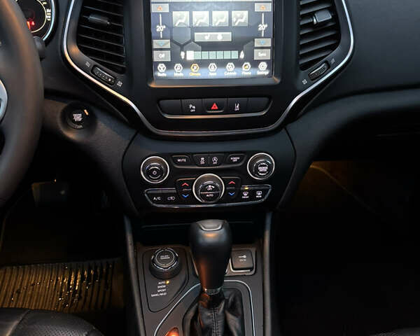 Сірий Джип Cherokee, об'ємом двигуна 3.24 л та пробігом 43 тис. км за 19199 $, фото 11 на Automoto.ua