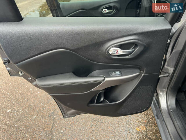 Сірий Джип Cherokee, об'ємом двигуна 3.2 л та пробігом 121 тис. км за 17800 $, фото 35 на Automoto.ua