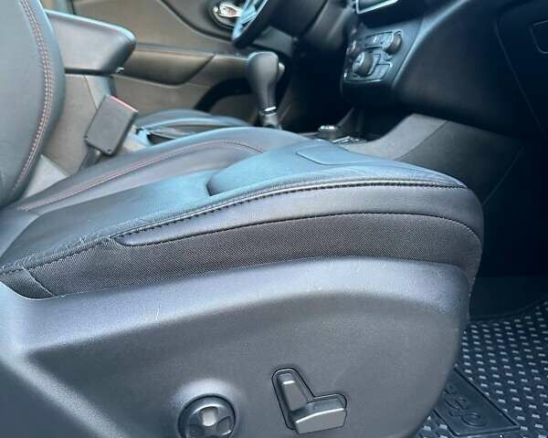 Сірий Джип Cherokee, об'ємом двигуна 3.24 л та пробігом 98 тис. км за 25900 $, фото 51 на Automoto.ua