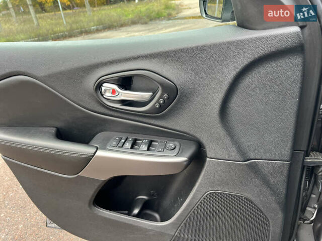 Сірий Джип Cherokee, об'ємом двигуна 3.2 л та пробігом 121 тис. км за 17800 $, фото 22 на Automoto.ua