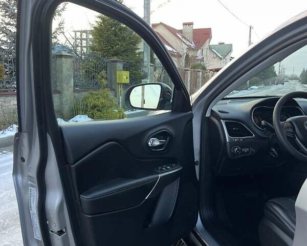 Сірий Джип Cherokee, об'ємом двигуна 3.24 л та пробігом 17 тис. км за 22950 $, фото 32 на Automoto.ua