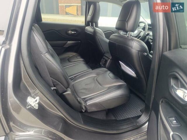 Серый Джип Чероки, объемом двигателя 3.24 л и пробегом 82 тыс. км за 28000 $, фото 26 на Automoto.ua