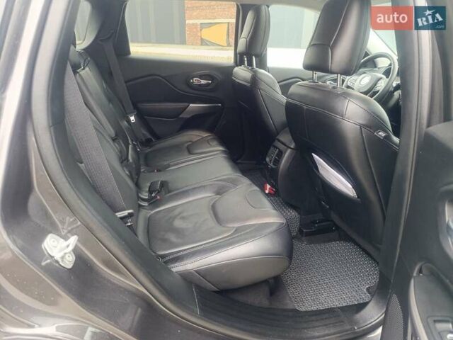 Серый Джип Чероки, объемом двигателя 3.24 л и пробегом 82 тыс. км за 28000 $, фото 27 на Automoto.ua