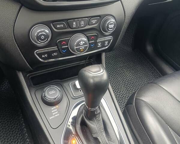 Серый Джип Чероки, объемом двигателя 3.24 л и пробегом 82 тыс. км за 28000 $, фото 18 на Automoto.ua