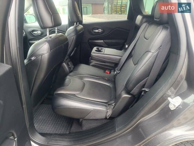 Серый Джип Чероки, объемом двигателя 3.24 л и пробегом 82 тыс. км за 28000 $, фото 21 на Automoto.ua