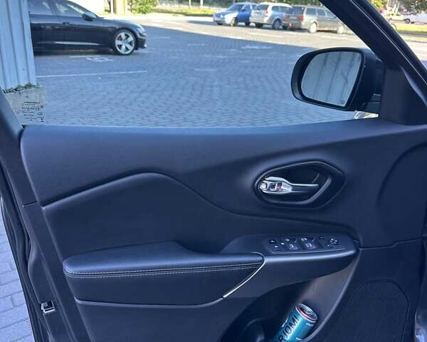 Серый Джип Чероки, объемом двигателя 3.2 л и пробегом 49 тыс. км за 22500 $, фото 30 на Automoto.ua