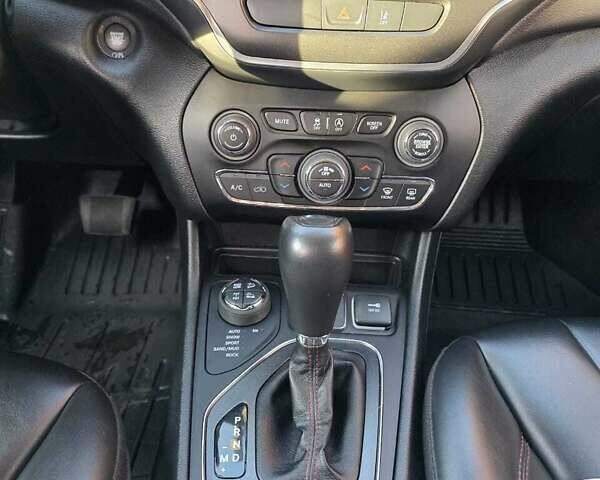 Серый Джип Чероки, объемом двигателя 3.24 л и пробегом 43 тыс. км за 27000 $, фото 6 на Automoto.ua