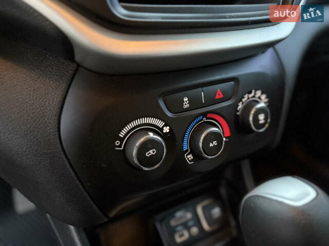 Синий Джип Чероки, объемом двигателя 2.36 л и пробегом 136 тыс. км за 11550 $, фото 39 на Automoto.ua