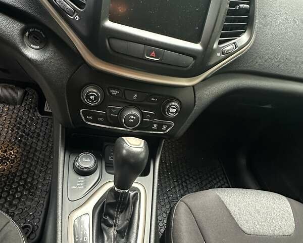 Синій Джип Cherokee, об'ємом двигуна 3.24 л та пробігом 214 тис. км за 11900 $, фото 7 на Automoto.ua