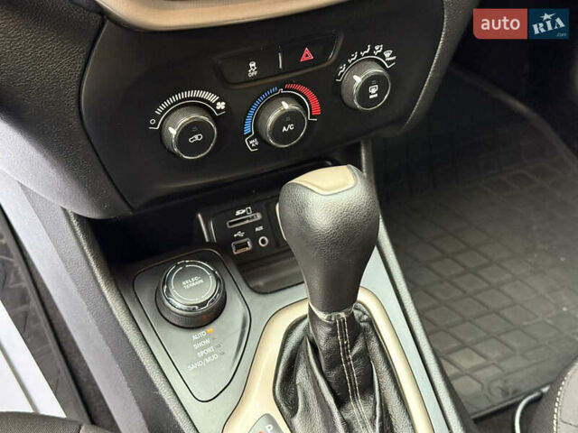 Джип Cherokee 2014 у Дніпро (Дніпропетровську) на Automoto.ua Синій Джип Cherokee, об'ємом двигуна 2.36 л та пробігом 199 тис. км за 10499 $, фото 50 на Automoto.ua