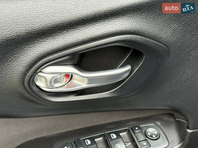 Джип Cherokee 2014 у Дніпро (Дніпропетровську) на Automoto.ua Синій Джип Cherokee, об'ємом двигуна 2.36 л та пробігом 199 тис. км за 10499 $, фото 38 на Automoto.ua