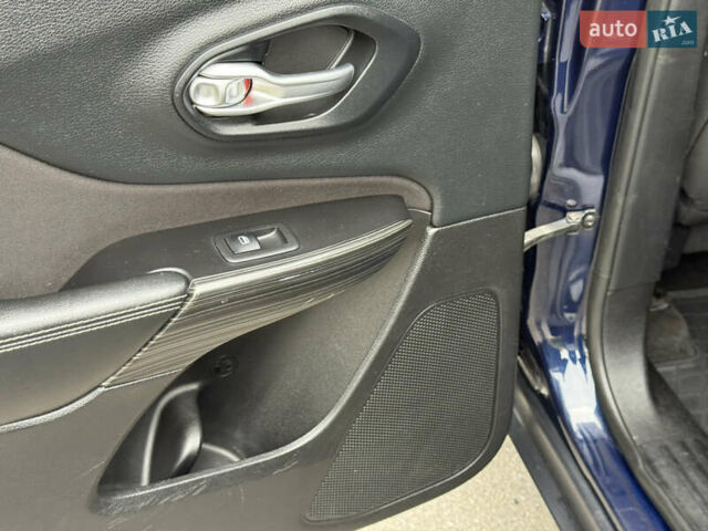 Джип Cherokee 2014 у Дніпро (Дніпропетровську) на Automoto.ua Синій Джип Cherokee, об'ємом двигуна 2.36 л та пробігом 199 тис. км за 10499 $, фото 56 на Automoto.ua