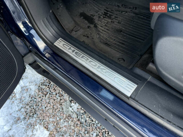 Синій Джип Cherokee, об'ємом двигуна 3.24 л та пробігом 185 тис. км за 13500 $, фото 49 на Automoto.ua