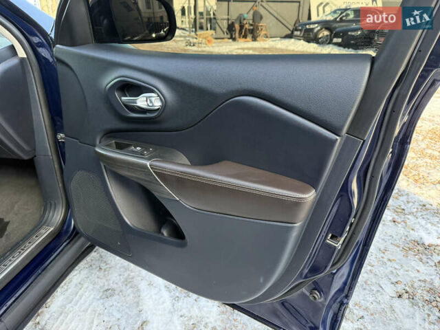 Синій Джип Cherokee, об'ємом двигуна 3.24 л та пробігом 185 тис. км за 13500 $, фото 59 на Automoto.ua