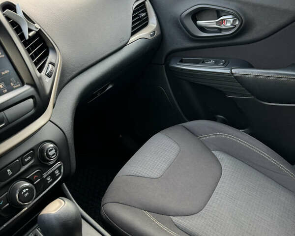 Синий Джип Чероки, объемом двигателя 2.36 л и пробегом 137 тыс. км за 14700 $, фото 14 на Automoto.ua