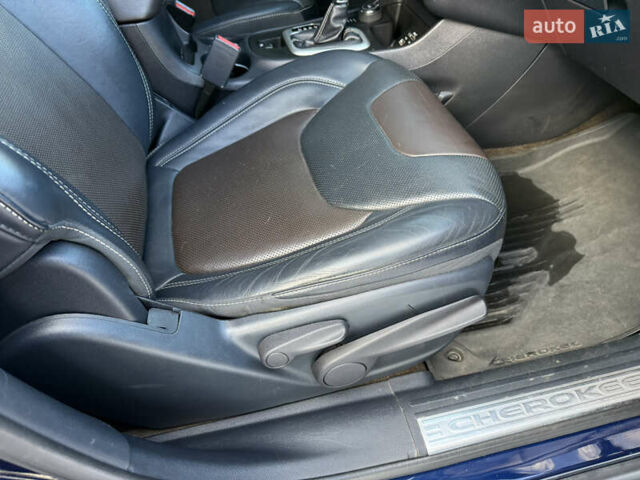 Синій Джип Cherokee, об'ємом двигуна 3.24 л та пробігом 185 тис. км за 13500 $, фото 61 на Automoto.ua