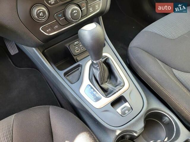Синій Джип Cherokee, об'ємом двигуна 2.36 л та пробігом 140 тис. км за 14300 $, фото 14 на Automoto.ua