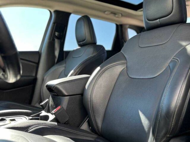 Джип Чероки 2018 в Киеве на Automoto.ua Синий Джип Чероки, объемом двигателя 3.2 л и пробегом 110 тыс. км за 13700 $, фото 15 на Automoto.ua