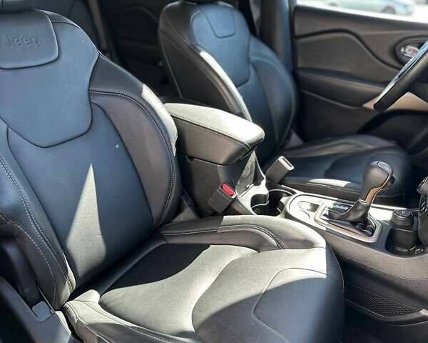 Джип Чероки 2018 в Киеве на Automoto.ua Синий Джип Чероки, объемом двигателя 3.24 л и пробегом 110 тыс. км за 13700 $, фото 32 на Automoto.ua